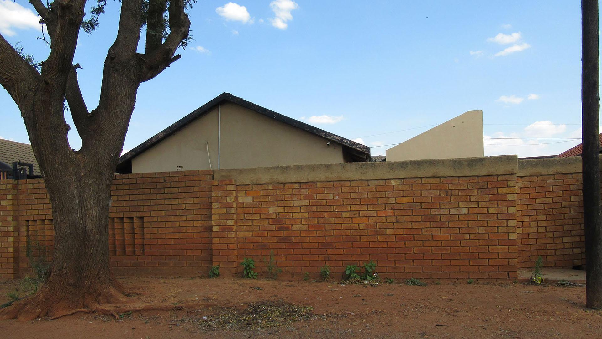 Front View of property in Protea Glen