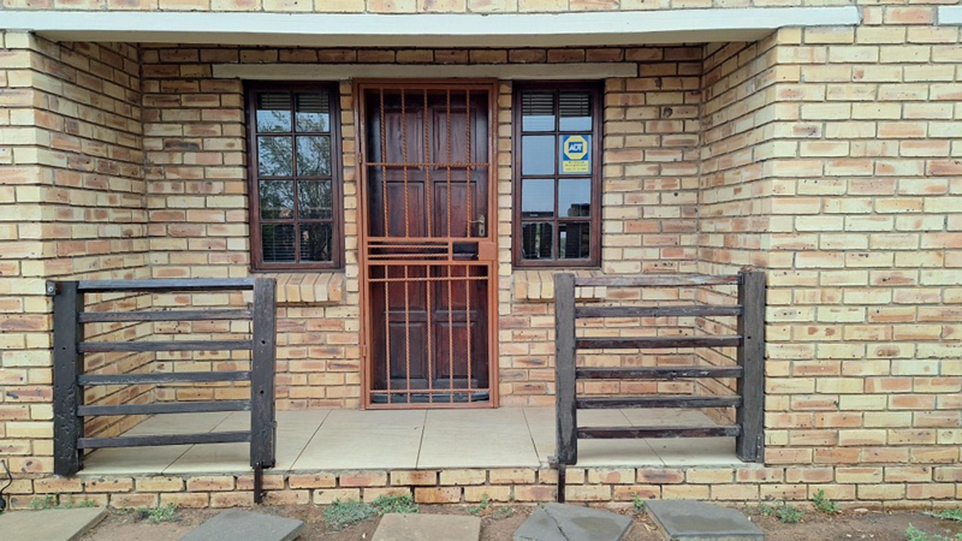 Patio of property in Vista Park