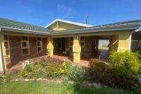 9 Bedroom 3 Bathroom House for sale in Pacaltsdorp