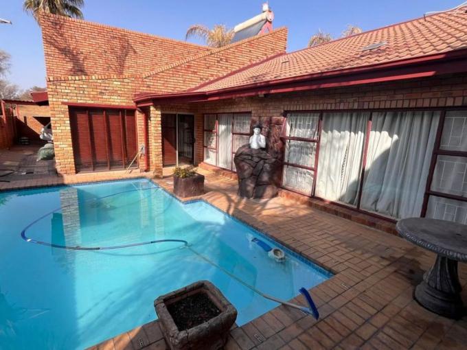 4 Bedroom House for Sale For Sale in Vanderbijlpark - MR659101