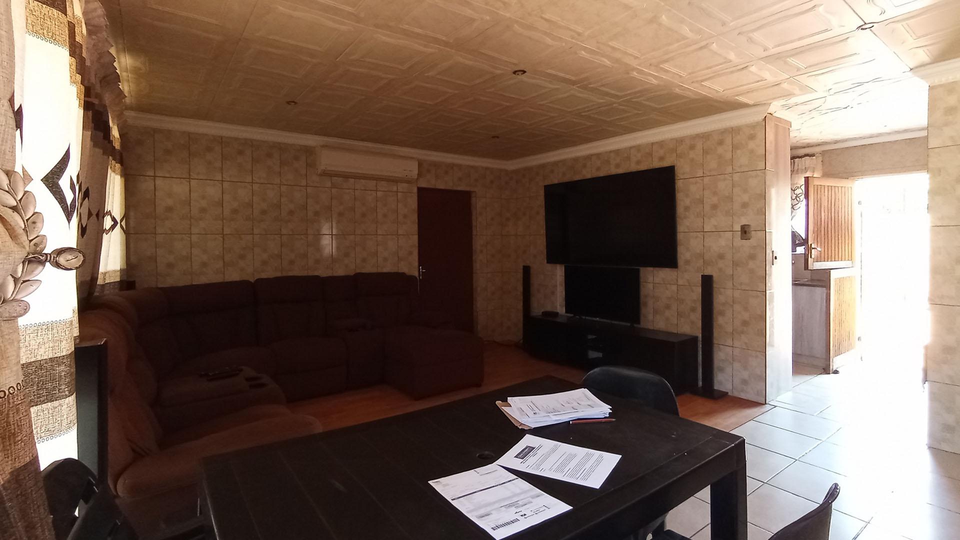 Lounges - 57 square meters of property in The Orchards