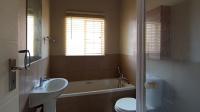 Bathroom 1 - 5 square meters of property in Monavoni