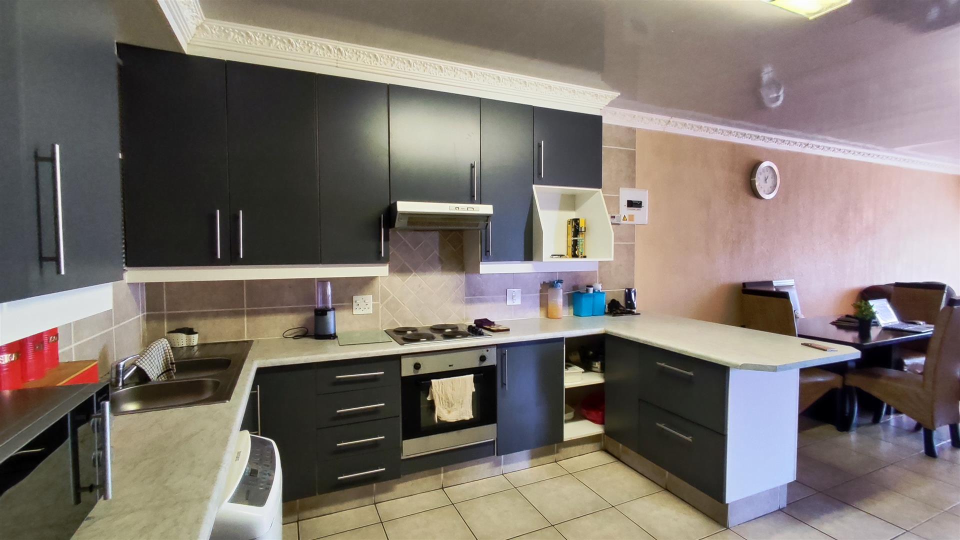 Kitchen - 18 square meters of property in Alberton