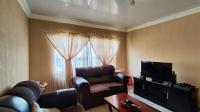 Lounges - 10 square meters of property in Alberton