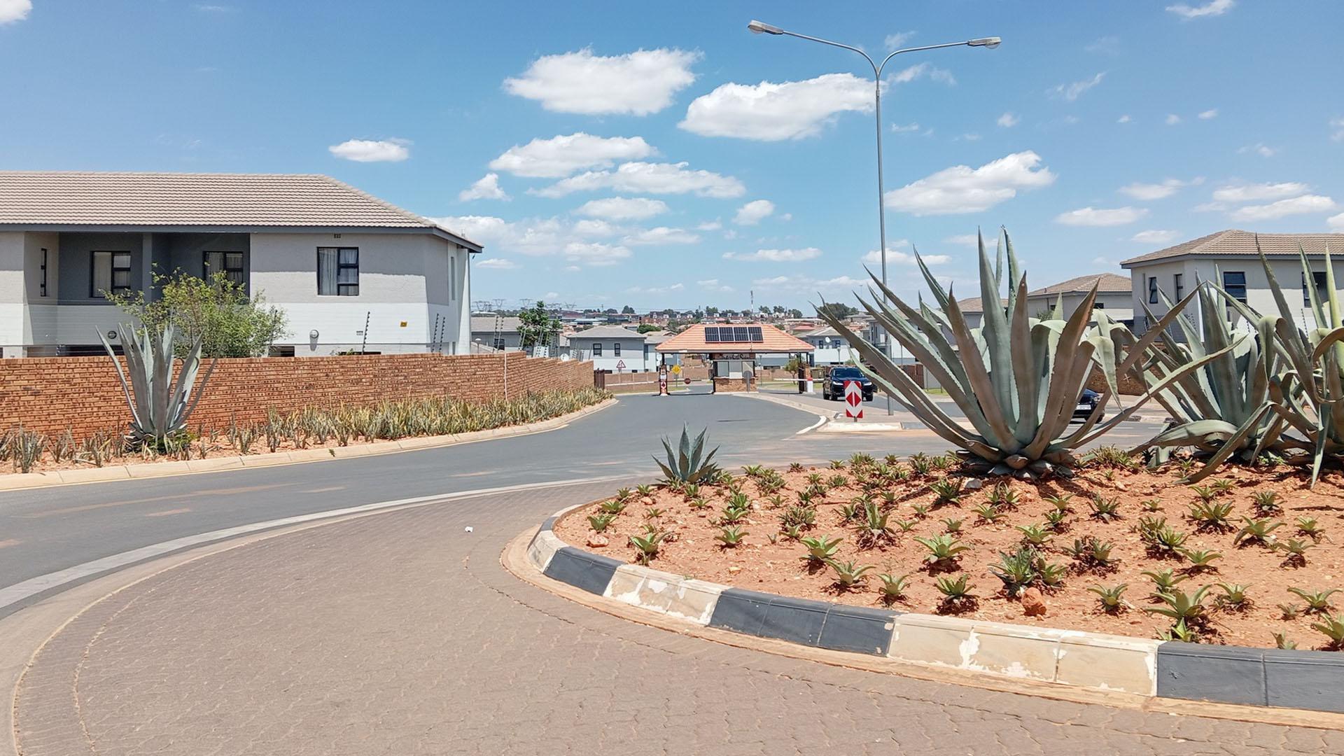 Front View of property in Rua Vista