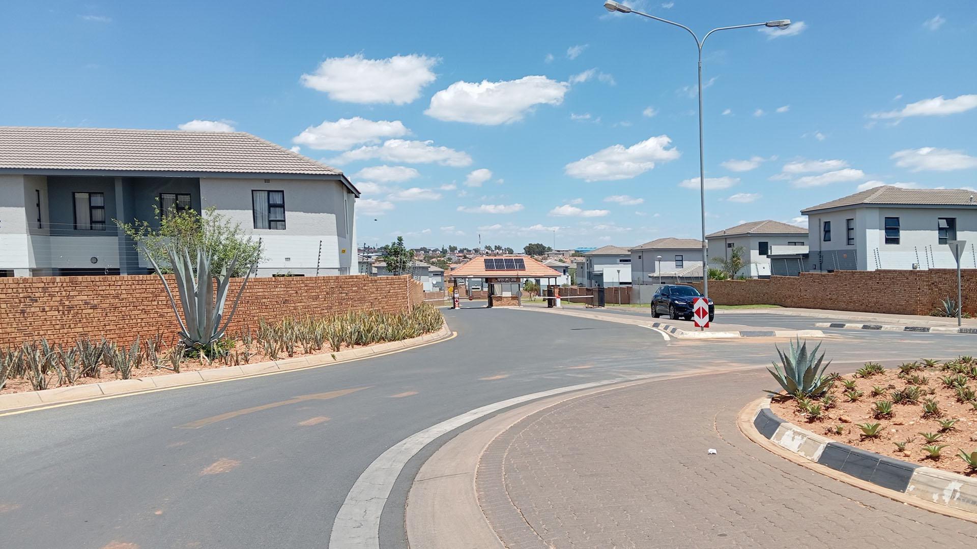 Front View of property in Rua Vista