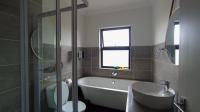 Bathroom 1 - 5 square meters of property in Rua Vista