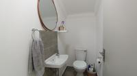 Guest Toilet - 3 square meters of property in Rua Vista