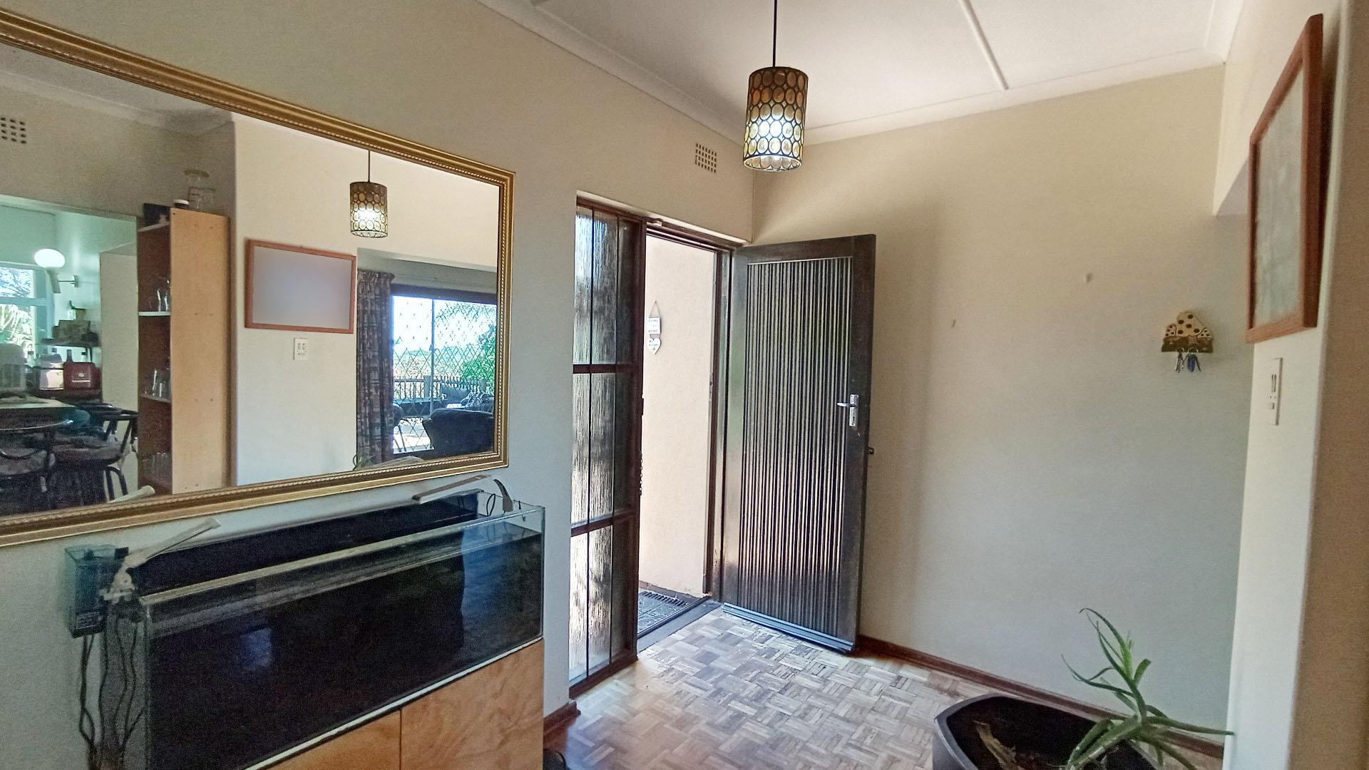 Scullery - 4 square meters of property in Amanzimtoti 