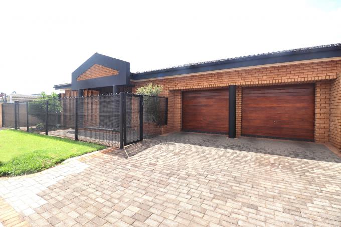 4 Bedroom House for Sale For Sale in Lenasia - MR659822