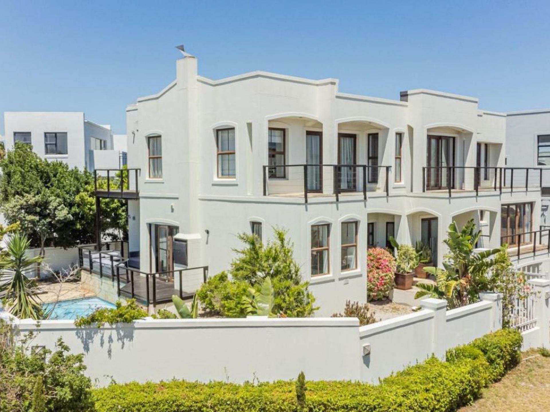  of property in Bloubergstrand