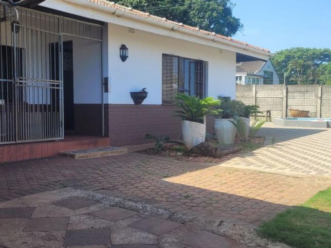 2 Bedroom Simplex for Sale For Sale in Amanzimtoti  - MR660040