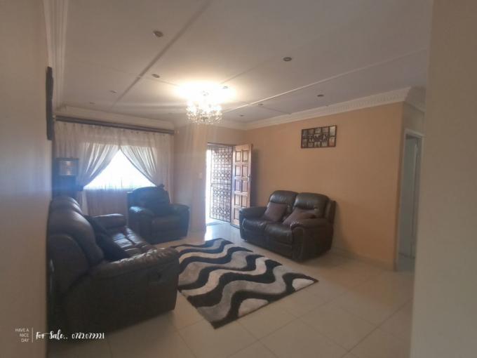 3 Bedroom Simplex for Sale For Sale in Queensburgh - MR660158