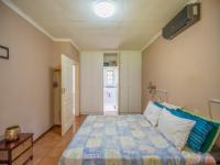 Main Bedroom of property in Kloof 