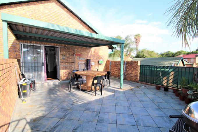 2 Bedroom Apartment for Sale For Sale in Rooihuiskraal North - MR660603