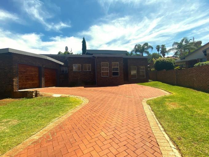 4 Bedroom House for Sale For Sale in Zwartkop - MR660677