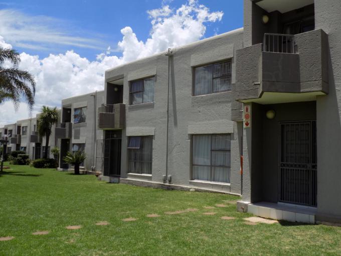 2 Bedroom Sectional Title for Sale For Sale in Weltevreden Park - MR660730