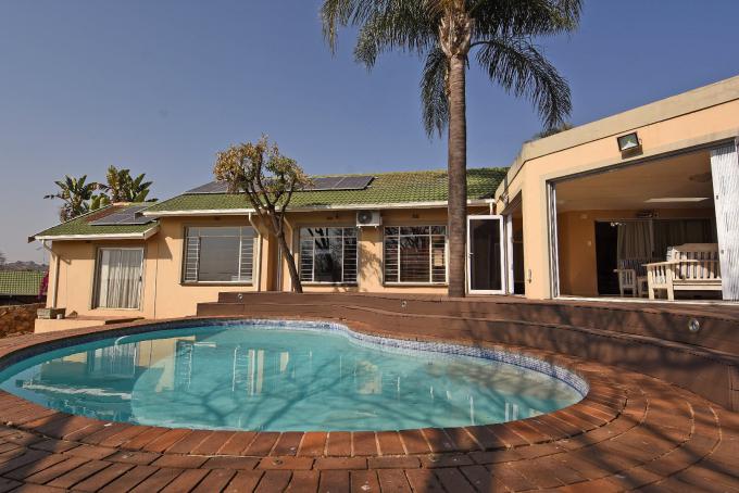 4 Bedroom House for Sale For Sale in Weltevreden Park - MR660737