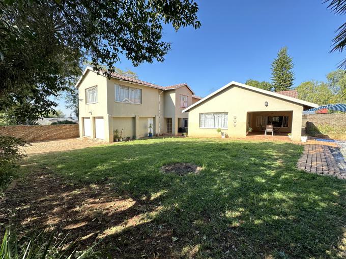 6 Bedroom House for Sale For Sale in Weltevreden Park - MR660738