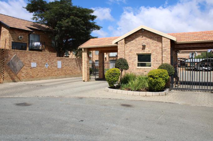 2 Bedroom Apartment for Sale For Sale in Weltevreden Park - MR660740