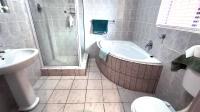 Main Bathroom - 7 square meters of property in Zeekoei Vlei