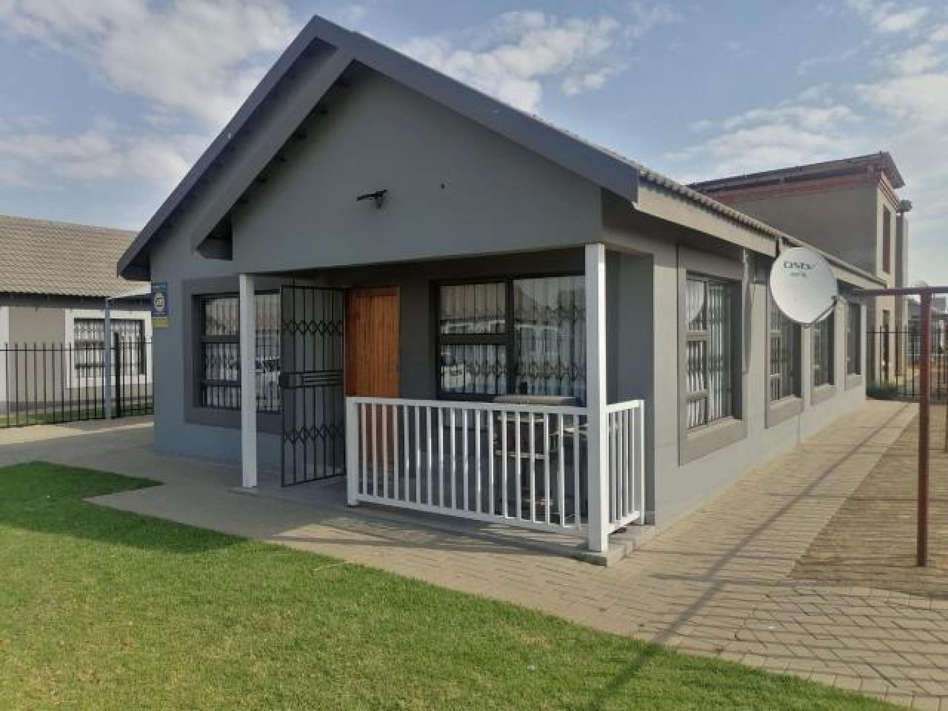 Front View of property in Heidedal