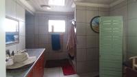 Main Bathroom - 11 square meters of property in Daspoort