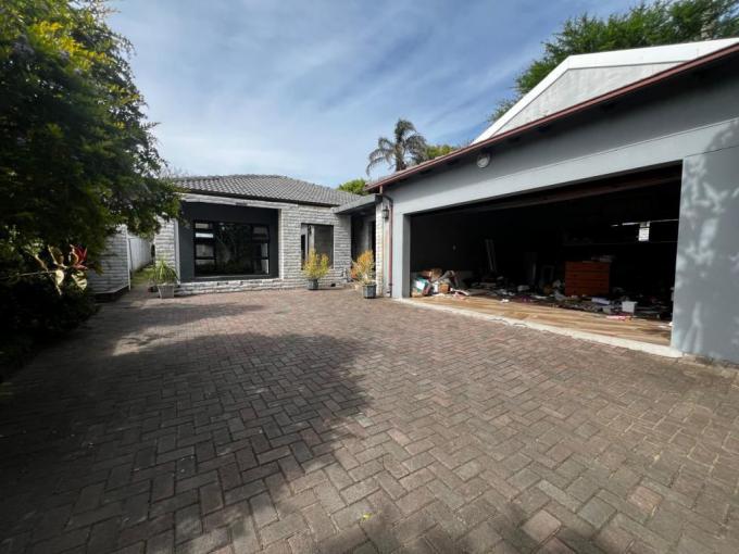 4 Bedroom House for Sale For Sale in Beacon Bay - MR661332