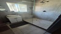 Bathroom 1 of property in Rooihuiskraal