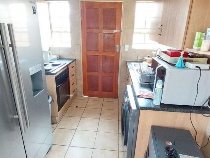 3 Bedroom House for Sale For Sale in Olievenhoutbos - MR661689