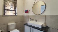 Main Bathroom - 4 square meters of property in Ravenswood