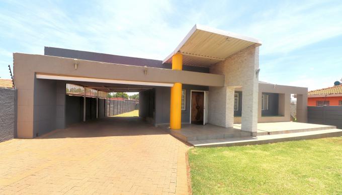 2 Bedroom House for Sale For Sale in Lenasia - MR661813