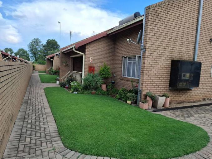 2 Bedroom Simplex for Sale For Sale in Middelburg - MP - MR661871