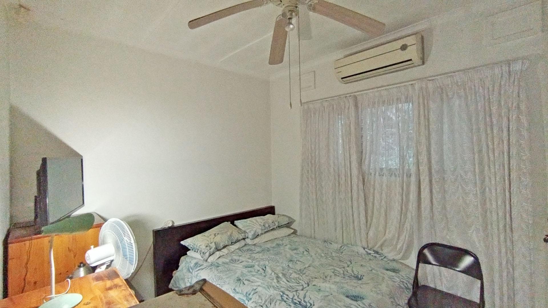 Bed Room 1 - 11 square meters of property in Southbroom