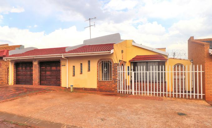 4 Bedroom House for Sale For Sale in Lenasia South - MR662292