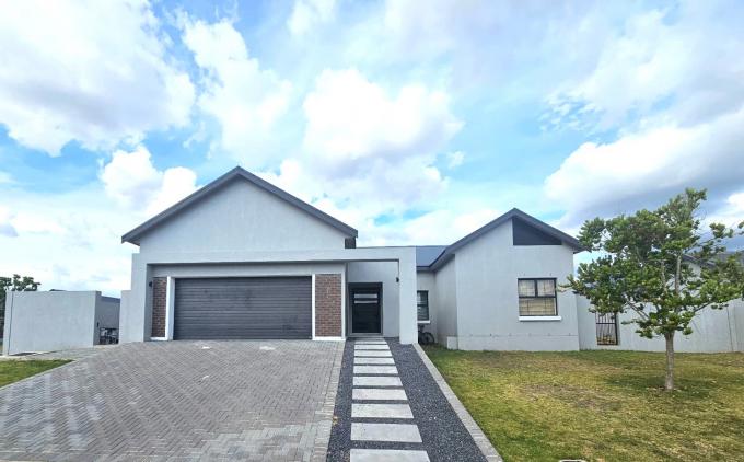 4 Bedroom House for Sale For Sale in Paarl - MR662297