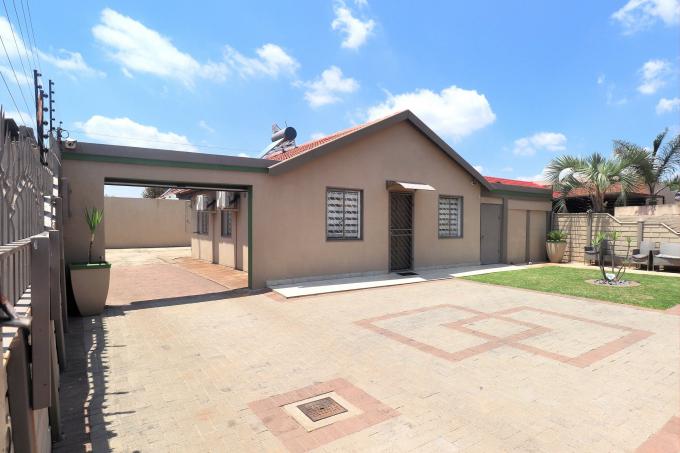 2 Bedroom House for Sale For Sale in Lenasia - MR662305