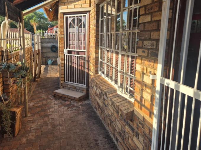 3 Bedroom Simplex for Sale For Sale in Protea Park Remove - MR662353