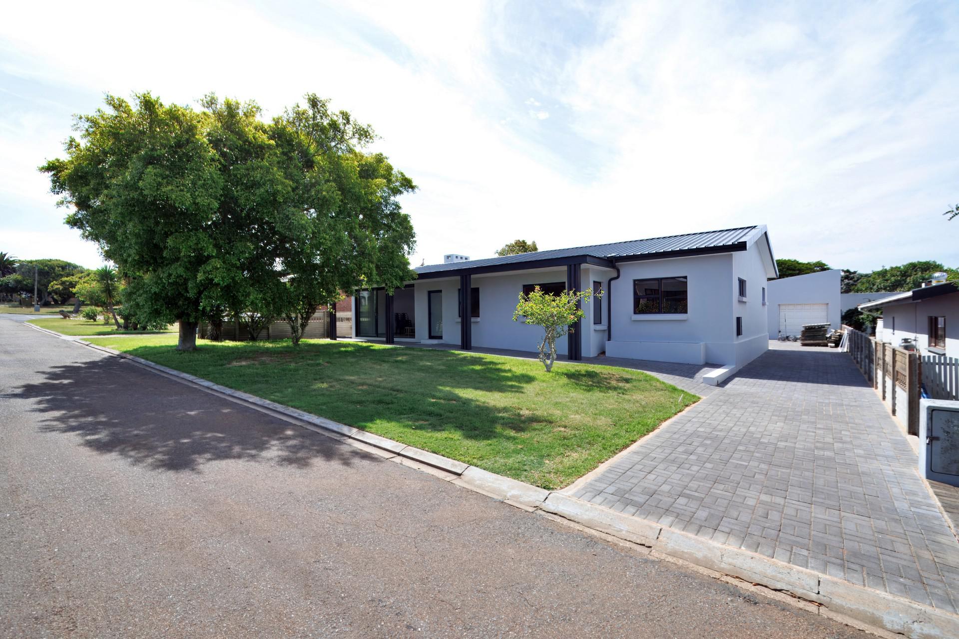  of property in Stilbaai (Still Bay)