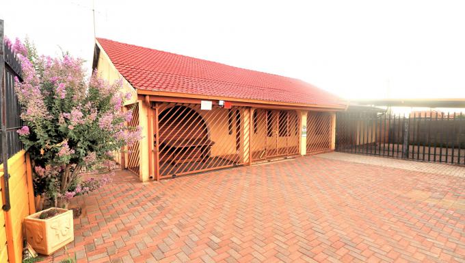 3 Bedroom House for Sale For Sale in Lenasia South - MR662472