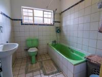 Bathroom 1 - 12 square meters of property in Doringkloof