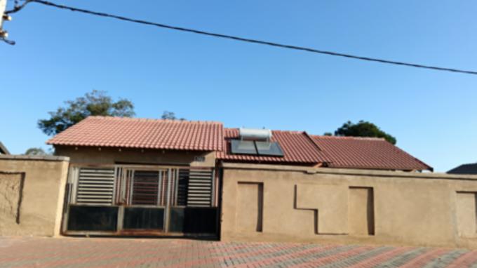 SA Home Loans Sale in Execution 2 Bedroom House for Sale in Lenasia South - MR662546