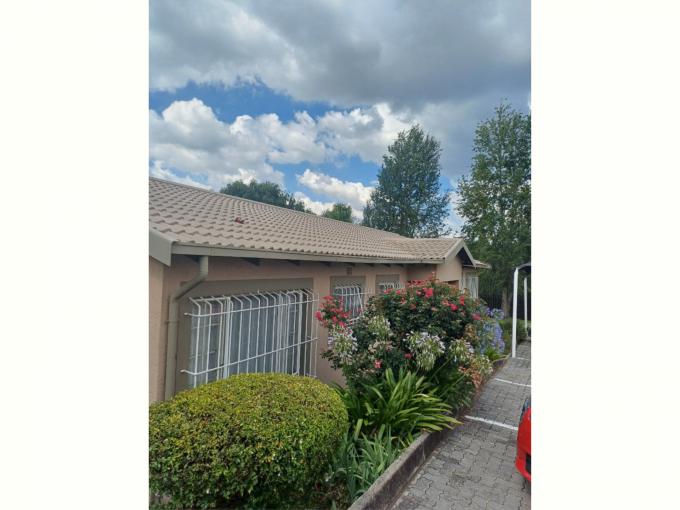 2 Bedroom Simplex for Sale For Sale in Weltevreden Park - MR662566