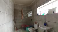 Bathroom 2 - 7 square meters of property in Bezuidenhout Valley