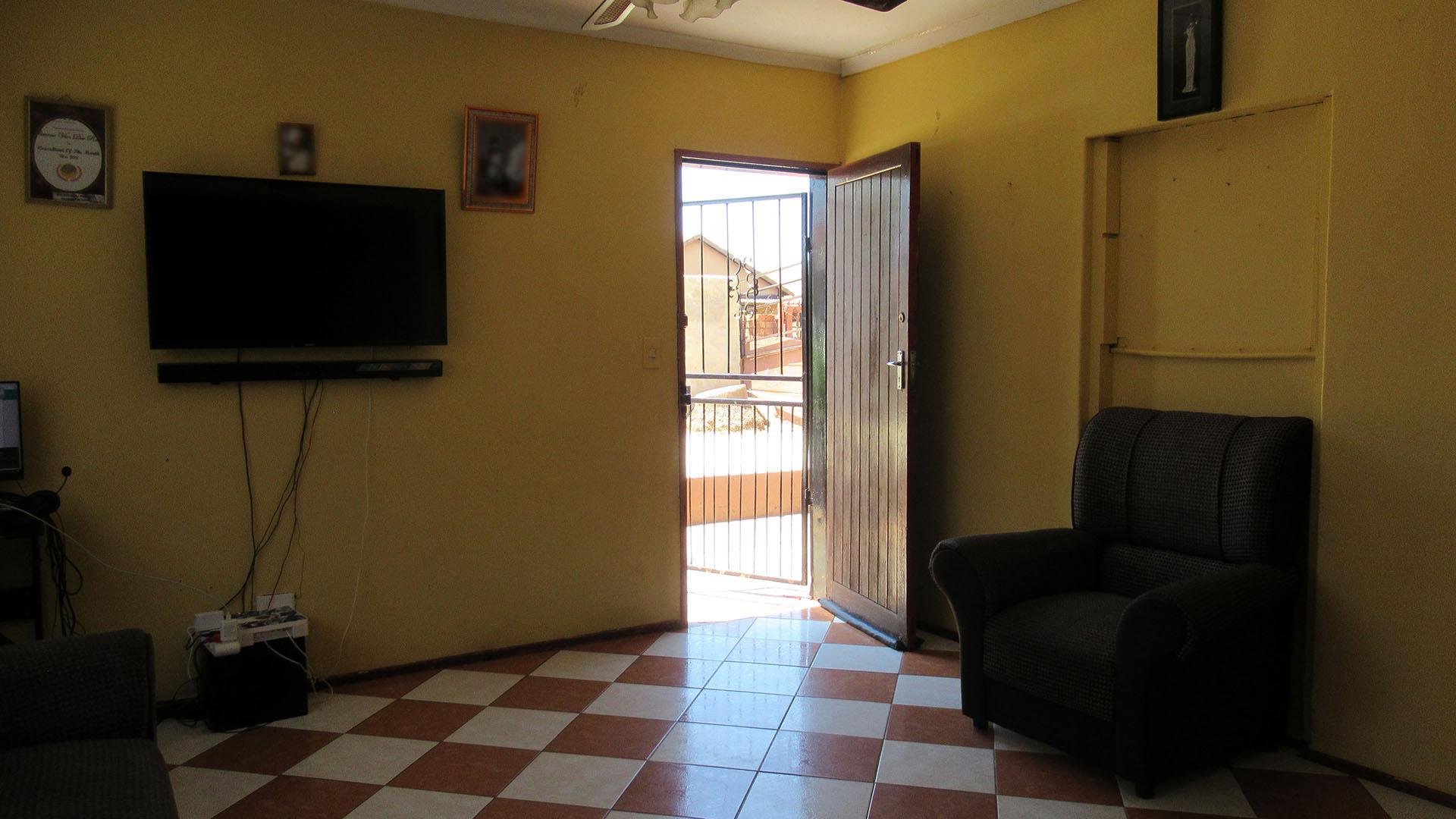 Lounges - 16 square meters of property in Ennerdale