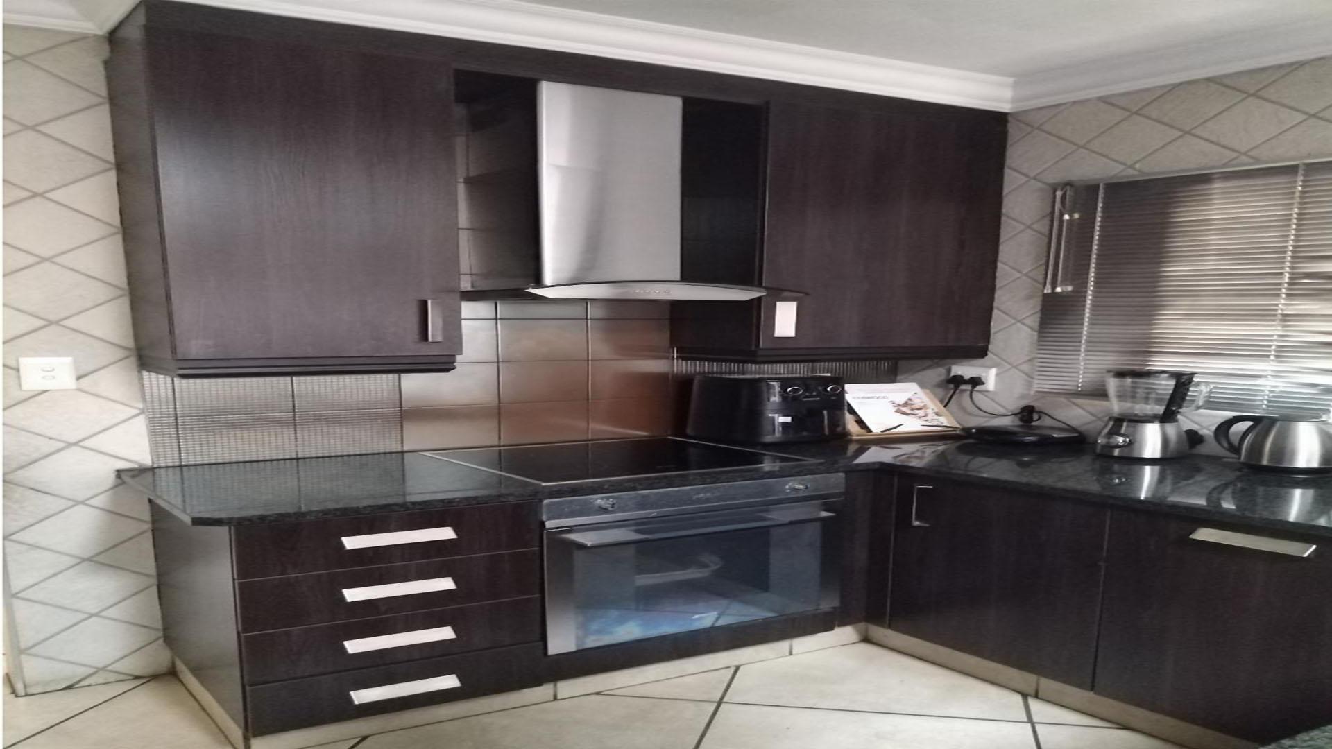 Kitchen of property in Rua Vista