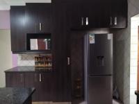 Kitchen of property in Rua Vista