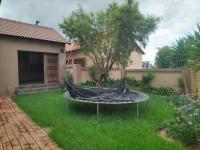 Backyard of property in Rua Vista