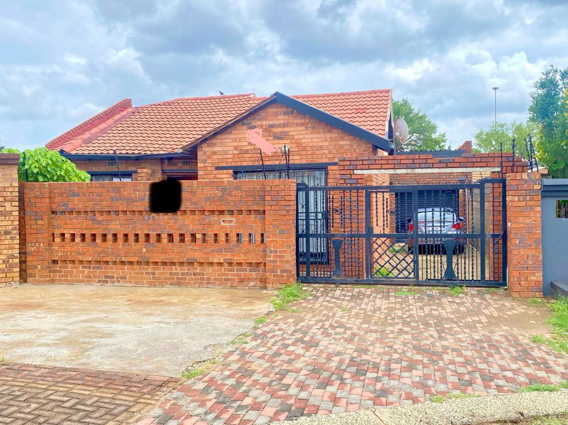 Front View of property in Dhlamini