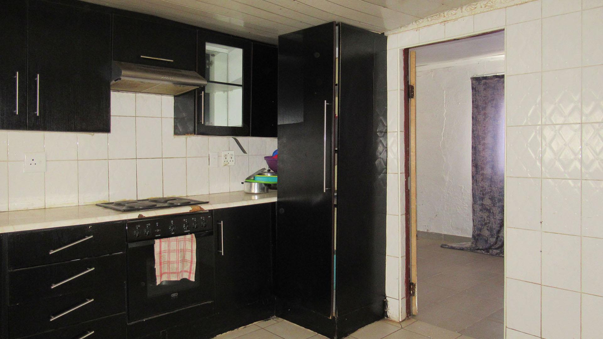 Kitchen - 12 square meters of property in Thulani